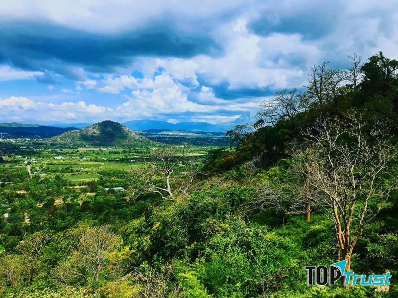 Nhìn từ đỉnh Tà Cú