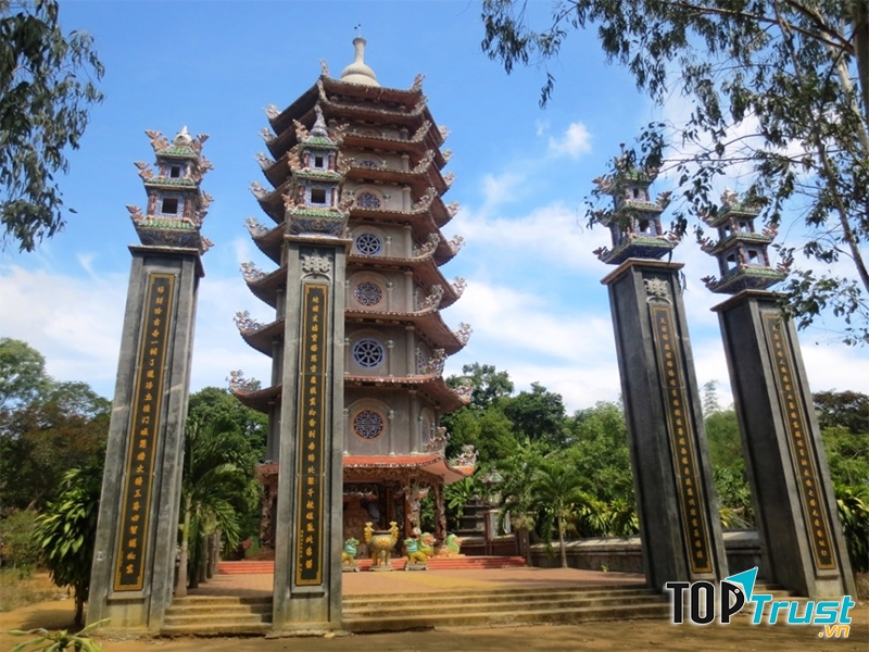 Bảo tháp của chùa Thiên Ấn - Ngôi chùa cổ và lớn nhất Quảng Ngãi