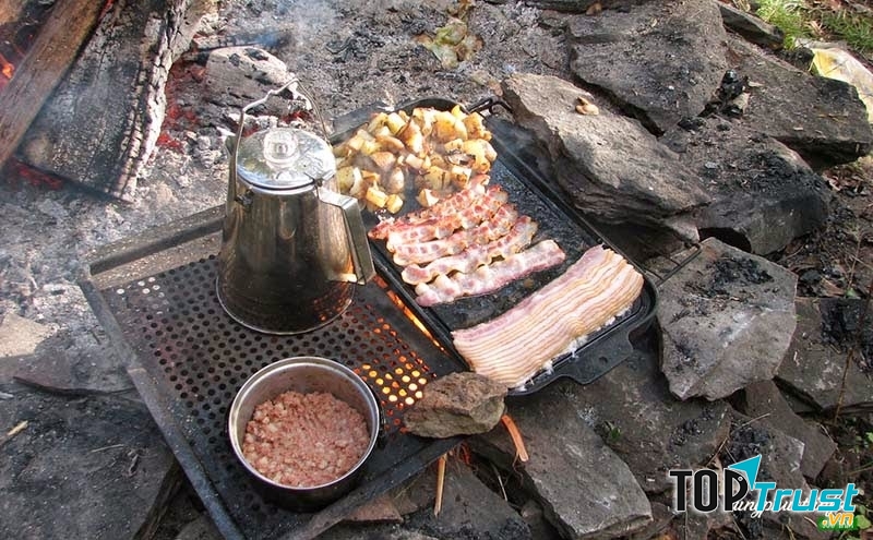 Cùng thưởng thức thịt nướng tại núi Trầm