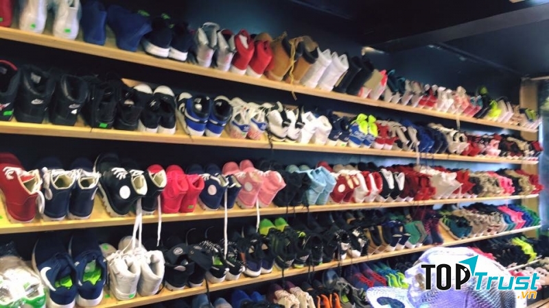 Ở đây chúng ta có thể tìm được rất nhiều mẫu giày phụ kiện độc đáo