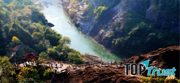 Nét độc đáo nhất chính là nước. Dòng suối trong xanh, chia làm chín khúc, chảy quanh co giữa các ngọn núi.