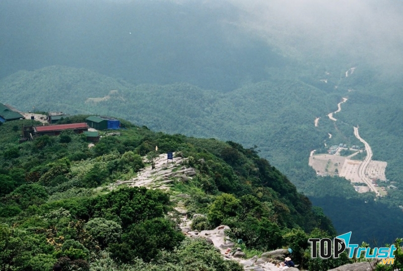 Đỉnh núi Núi Yên Tử