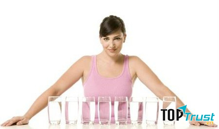 Uống nhiều nước cũng chính là cách đơn giản để phòng chống say nắng trong mùa hè