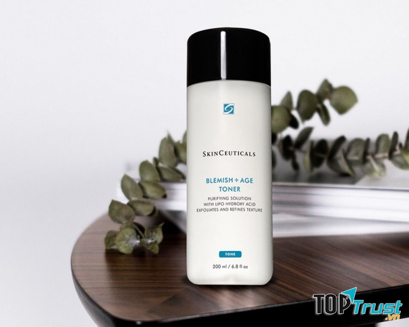 Nước cân bằng da SKINCEUTICALS BLEMISH + AGE TONER làm sạch sâu lỗ chân lông, giúp da hấp thụ các bước chăm sóc da khác tốt hơn.