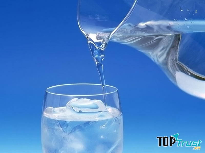 Mẹ bầu uống một ngày ít nhất phải đủ 1 lít nước.