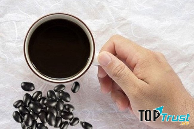 Đậu đen đun lên gạn lấy nước cho bé uống.