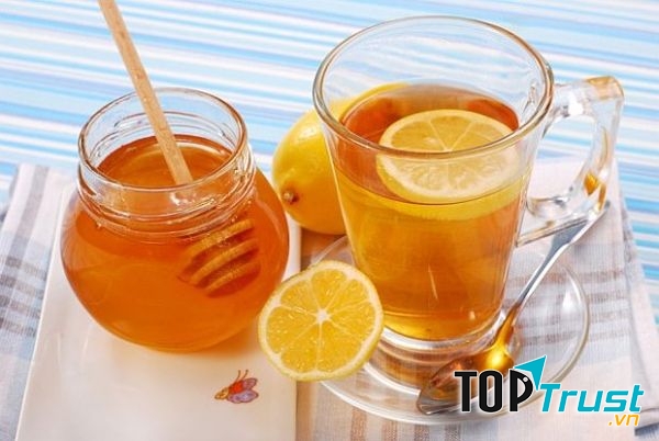Nước detox chanh mật ong là một phương pháp hiệu quả.