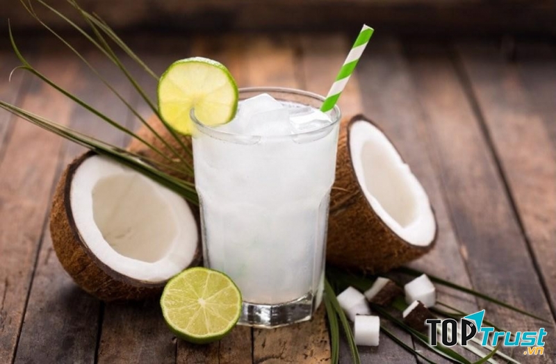 Uống nước dừa vào buổi sáng tốt cho cơ thể