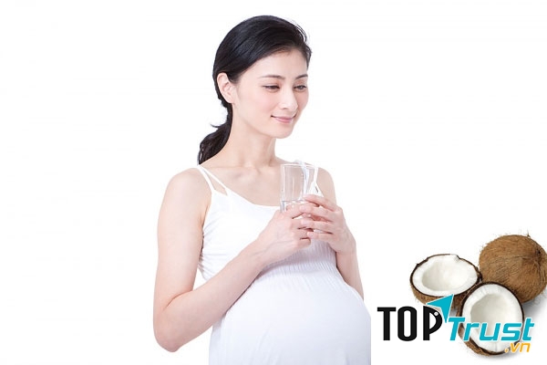 Uống nước dừa giúp cải thiện tình trạng táo bón và bổ sung nước ối cho mẹ bầu.