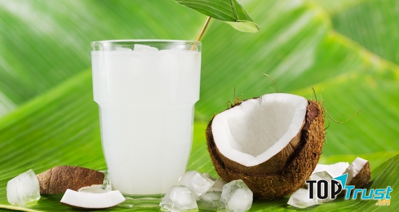 Nước dừa chứa lượng calo rất ít nhưng nó lại cung cấp đầy đủ dưỡng chất cho cơ thể