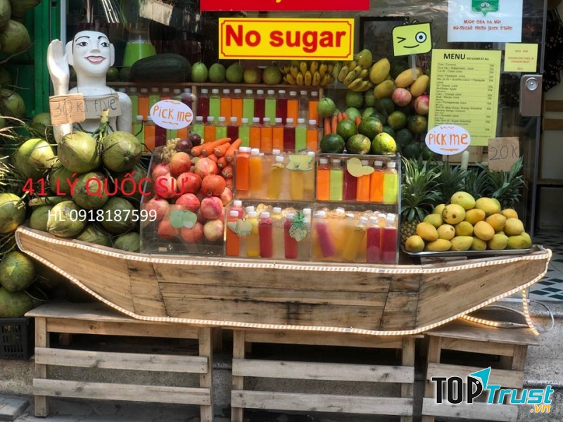 Những chai nước ép trái cây, nước ép rau củ tựa như những chai nước tăng lực làm người ta thoải mái hơn trong những ngày nóng bức.