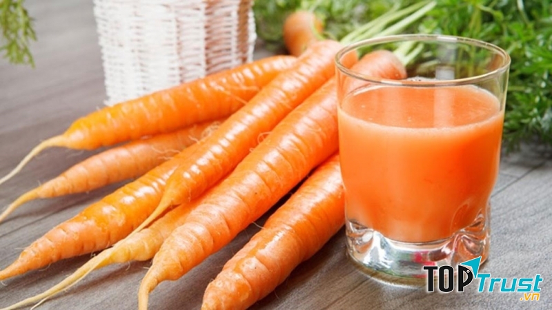Trong cà rốt có chứa nhiều vitamin A, C và một số vitamin nhóm B có tác dụng hỗ trợ và điều trị một số bệnh về đường ruột, tim mạch giúp ngăn ngừa các triệu chứng xơ cứng động mạch, đột quỵ…