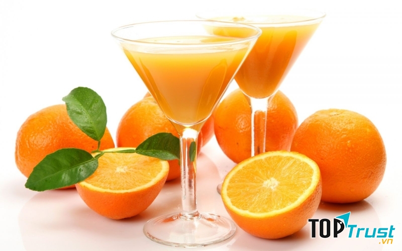 Nước ép cam cung cấp nhiều Vitamin C, các khoáng chất thiết yếu như kẽm, sắt