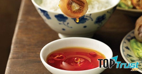 Nếu để nước mắm ở trong tủ lạnh sẽ gây bốc mùi, lan tỏa mùi vào các thực phẩm khác khiến cho các thực phẩm đó mất hết mùi vị.