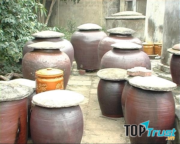 Nước mắm Diêm Điền - Thái Bình được làm hoàn toàn bằng phương pháp thủ công.