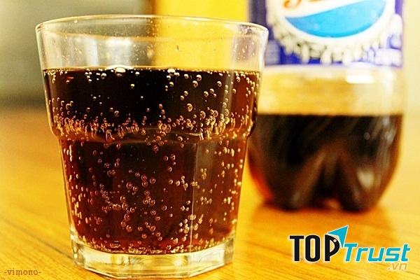 Bạn cần tránh uống nước ngọt cùng thuốc