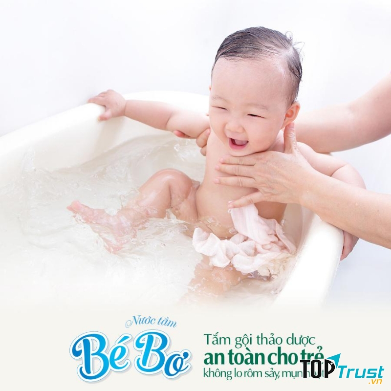 Bé thích thú khi tắm cùng Bé Bơ