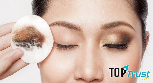 Nước tẩy trang Cerave Hydrating Micellar Water nhẹ nhàng làm sạch da, lấy đi lớp trang điểm, kem chống nắng, kẻ mắt mà không hề gây đau rát, tổn thương da