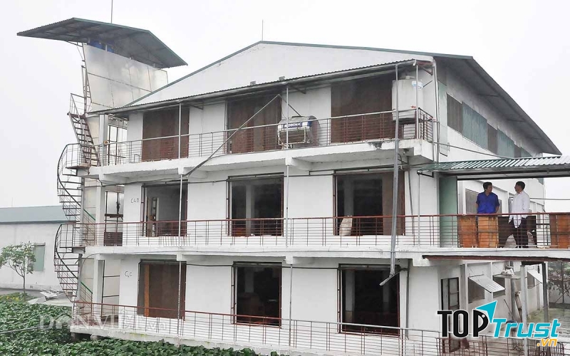 Trang trại nuôi lợn bằng nhà cao tầng ở hợp tác xã Hoàng Long