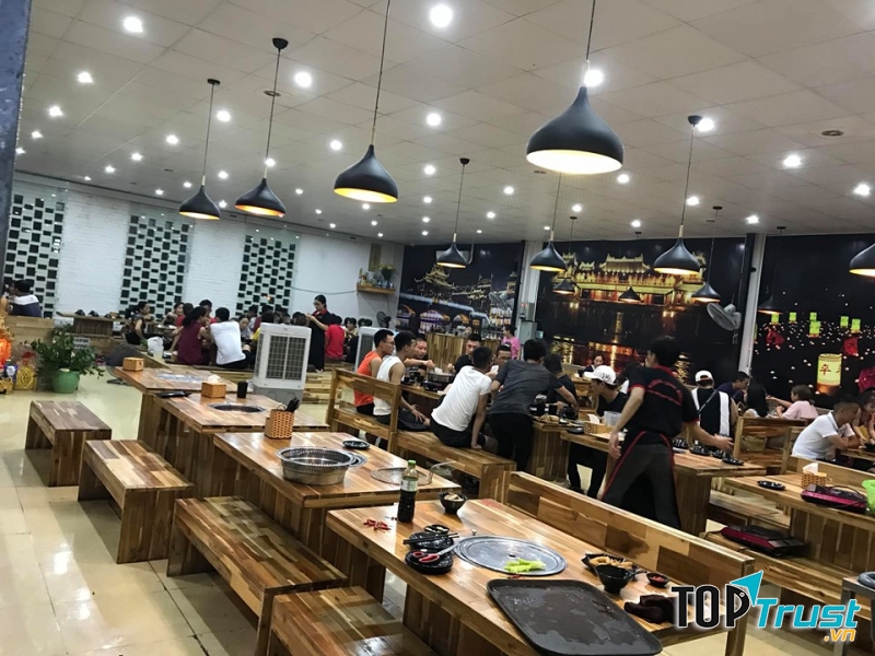 Không gian nhà hàng rộng và thoáng