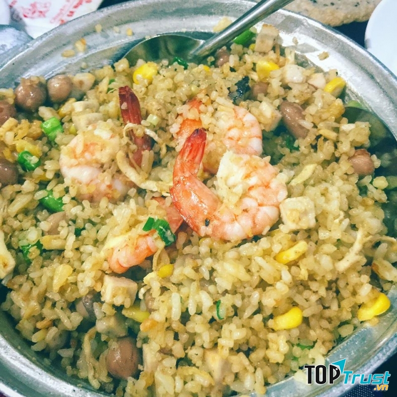 Cơm rang trình bày đẹp mắt, nhiều topping