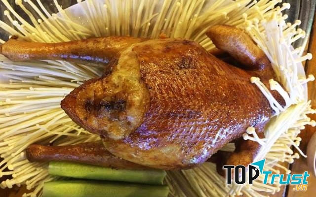 Gà quay chín vàng hấp dẫn