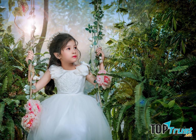 Công chúa bé nhỏ cùng thiên nhiên