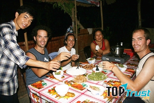 Ở các homestay bạn sẽ được chủ nhà cho thưởng thức những món đặc sản khó quên