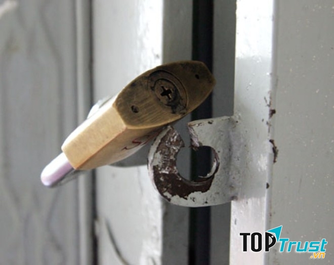 Ổ  khóa bị hư, han gỉ lâu ngày nhưng lười thay