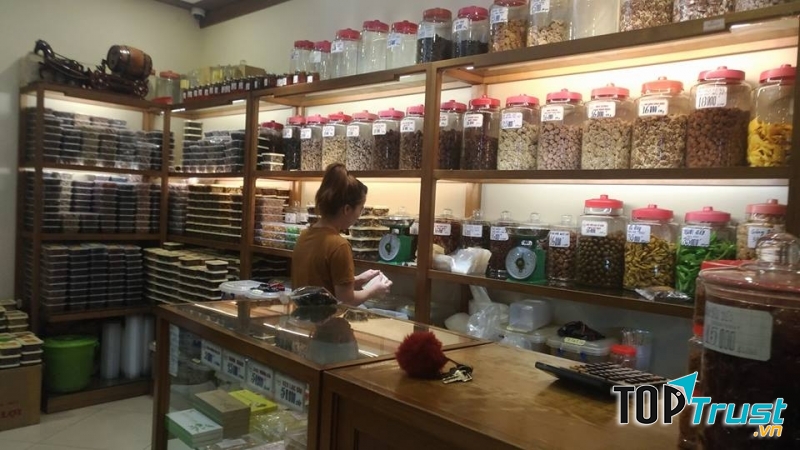 Cửa hàng ô mai Vạn Lợi