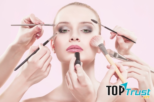 Nám da do lạm dụng mỹ phẩm