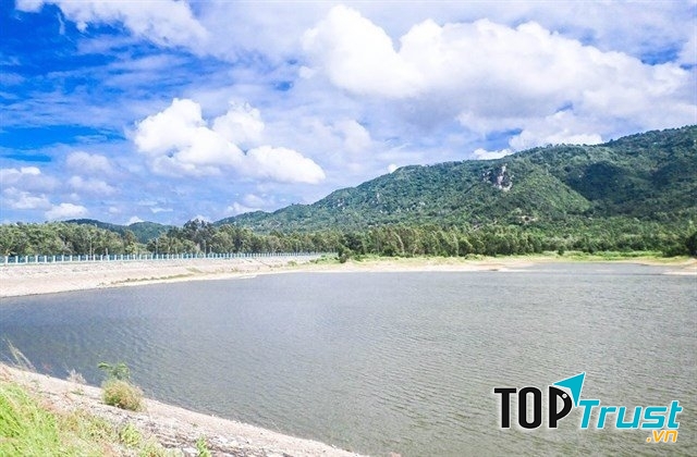 Hồ Ô Tức Sa có mặt nước yên lặng như tờ, không khí thông thoáng, mát mẻ