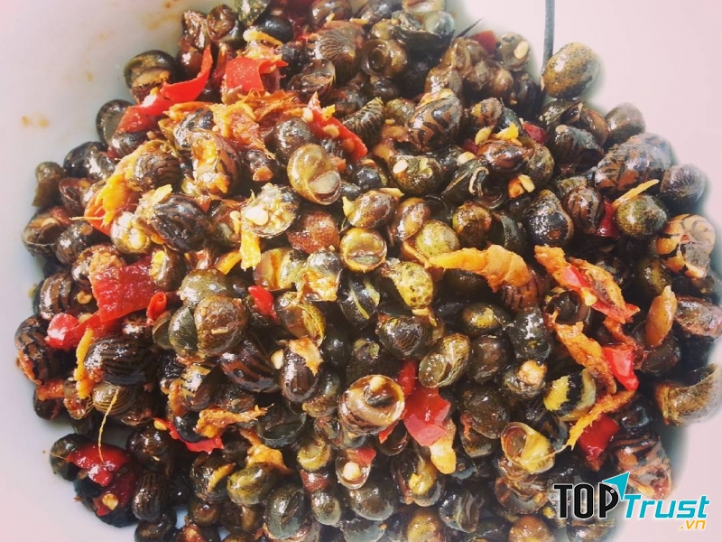 Bạn không thể bỏ lỡ Ốc Ba Chàng Trai khi đi ăn hải sản tại Huế