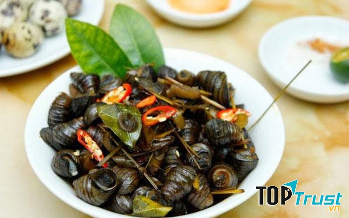 Dưới cái lạnh của mùa đông mà ngồi quây quần bên bạn bè khêu ốc luộc thì có lẽ chẳng gì thi vị và thích thú bằng