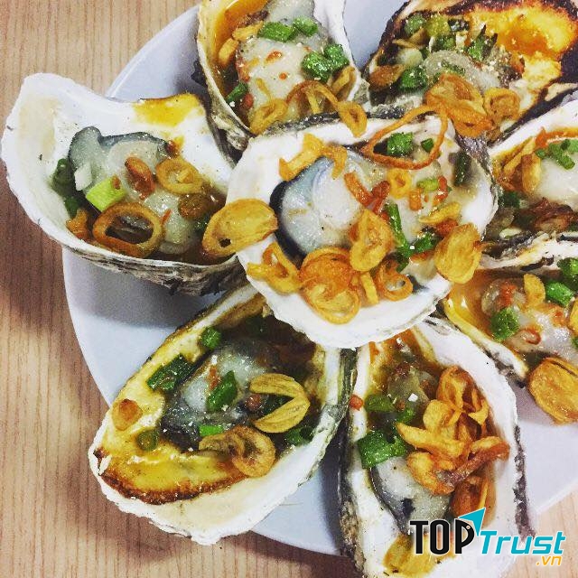 Hàu nướng mỡ hành.