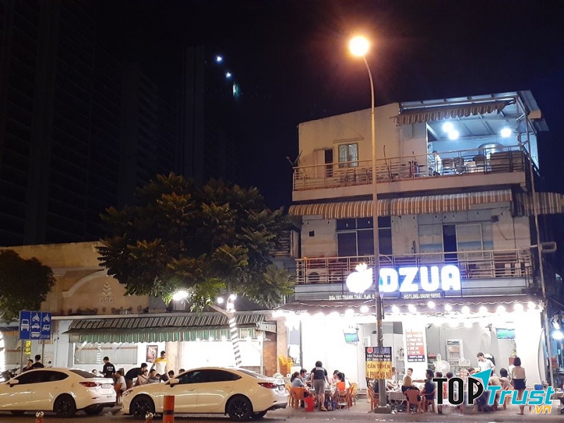 Không gian quán nhé.