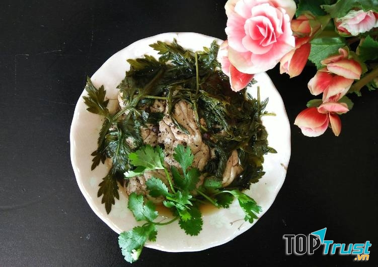 Món óc heo hấp ngải cứu giúp giảm chứng đau đầu, chóng mặt, thần kinh suy nhược... cải thiện bệnh rối loạn tiền đình.