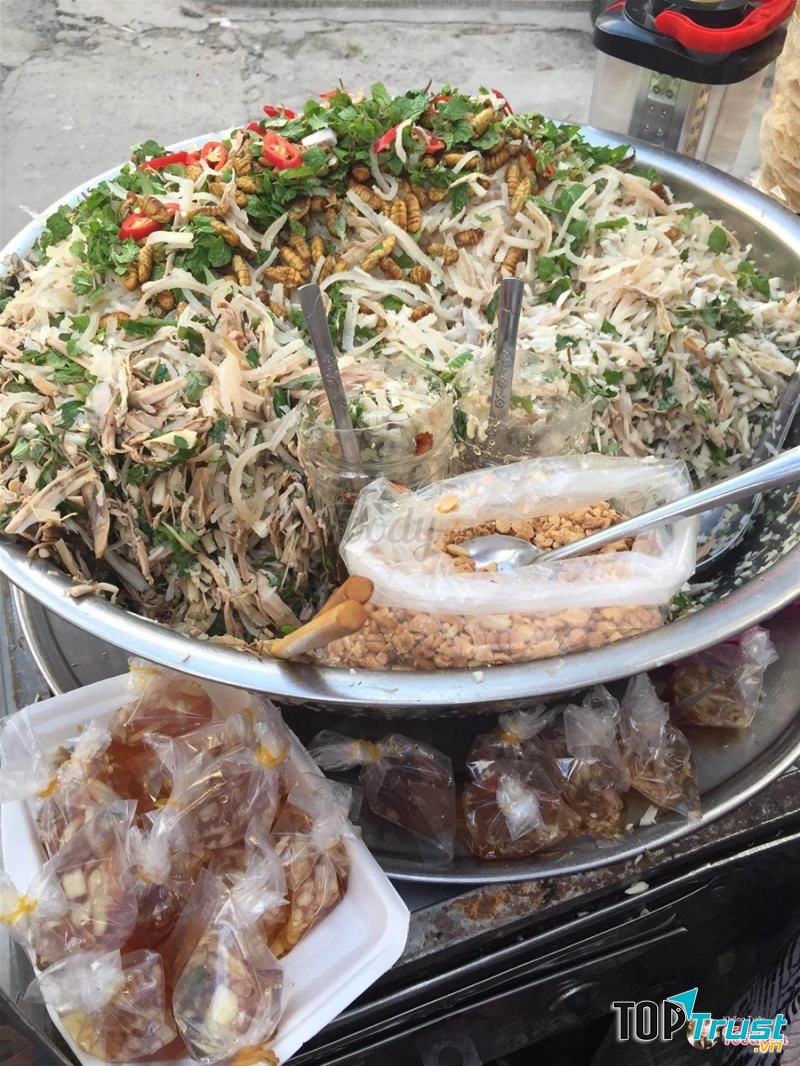 Cảm giác béo béo, giòn giòn của da heo và đậu phộng sẽ làm món mít trộn ngon hơn.