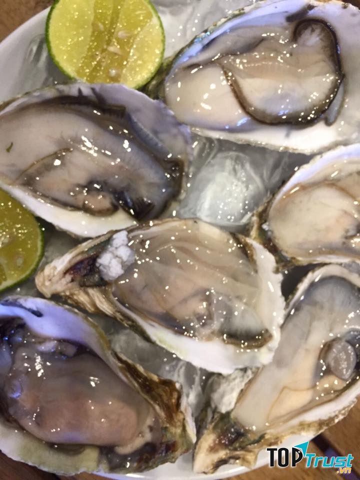 Hàu nướng phô mai tại Ốc Ken cuốn hút thực khách với vị phô mai béo ngậy, hàu tươi, ngọt thịt quyện lại rất vừa miệng