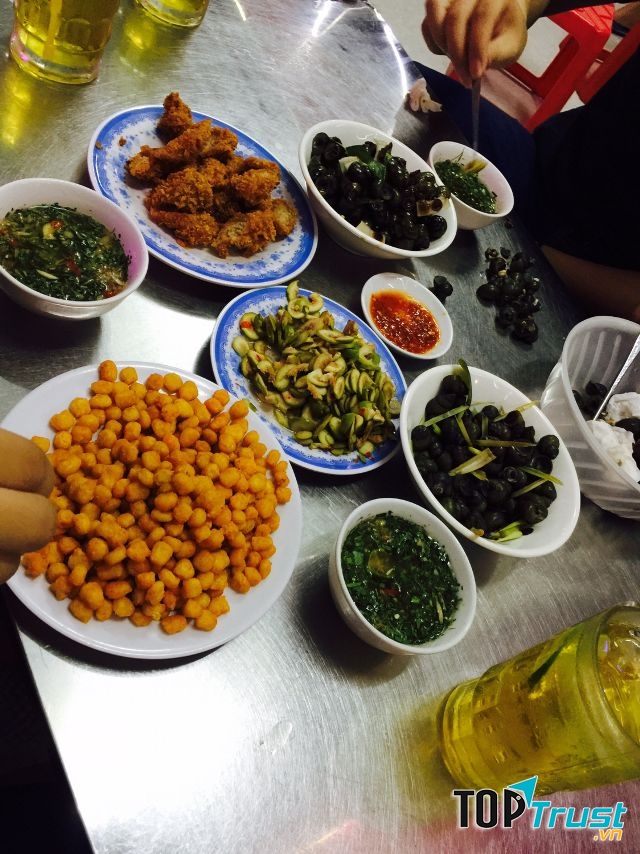 Ốc Linh là một địa chỉ ốc ngon không hề kém cạnh, với nước chấm gia truyền cùng ốc tươi ngon chế biến đậm đà, ốc Linh sẽ không khiến bạn cảm thấy tiếc nuối khi đến đây đâu.