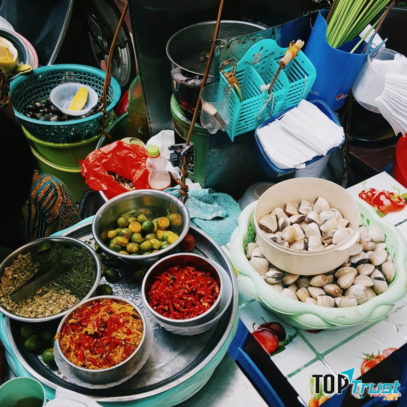 Ốc luộc bà câm phố Tống Duy Tân