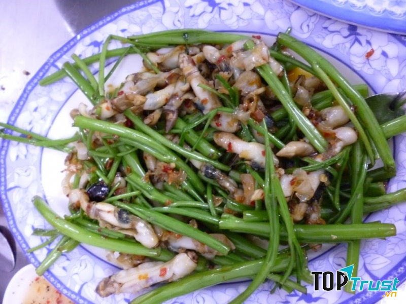Ốc móng tay xào rau muống