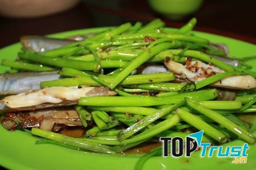 Ốc móng tay xào rau muống