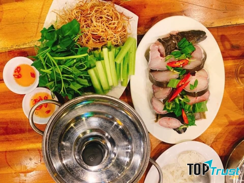 Menu tại Ốc Nhớ Hội An cực kỳ đa dạng với rất nhiều loại hải sản tươi sống cùng những món ăn dân dã đậm chất ẩm thực Việt
