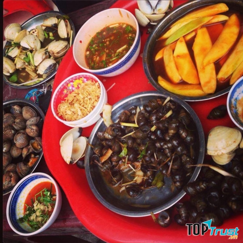 Các món ốc ở đây có giá rất rẻ.