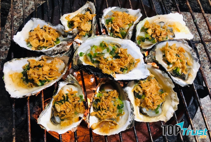 Với tiêu chí “Ngon miễn chê – Đồ cực tươi – Bắt tại bể - Sơ chế tại chỗ”, ốc Sài Gòn 2 là quán hải sản đông khách từng làm biết bao người xao xuyến vì hương vị hải sản đầy sức hút.