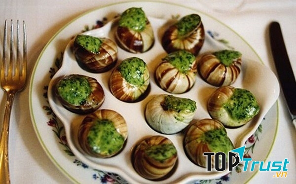 Ốc sên sau khi được làm sạch sẽ nướng cùng bơ, tỏi, mùi tây và một vài loại gia vị đắt đỏ khác như: xạ hương, hạt thông, dùng kèm rượu vang.