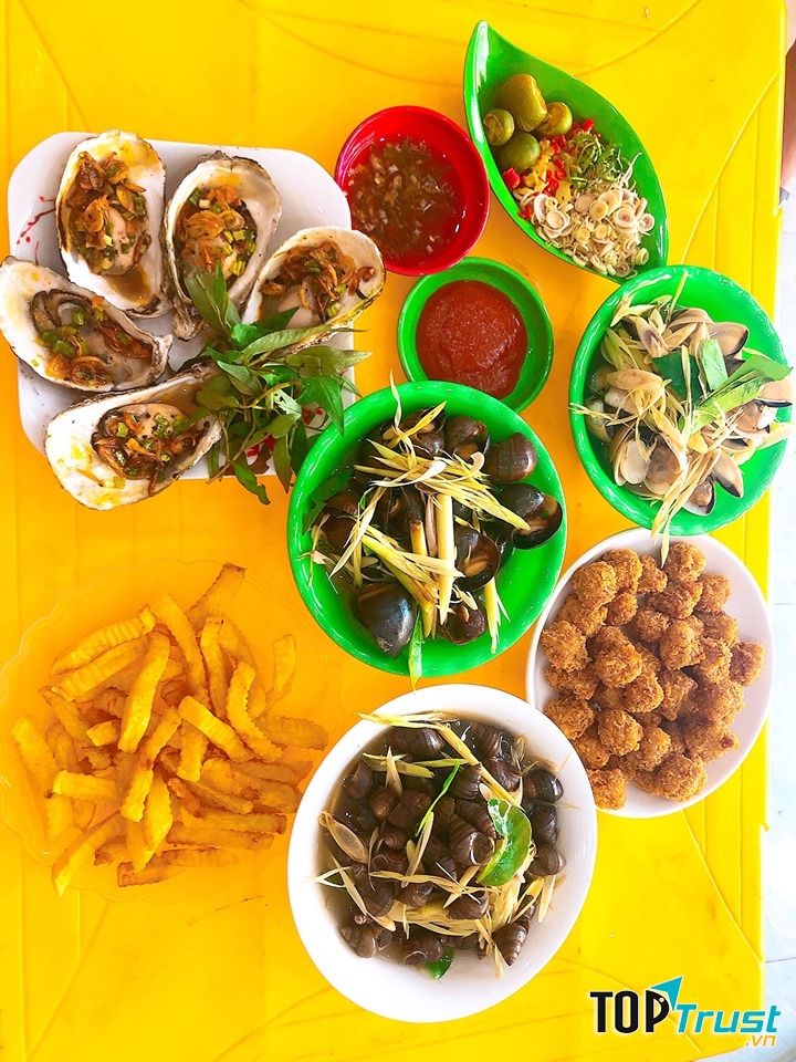 ỐC Vi có menu món rất hấp dẫn với nhiều món: Ốc mít, ốc vặn, ngao hấp xả với giá từ 29k. Bên cạnh đó còn có các món ốc biển: ốc hương trứng muối, ốc mỡ xào me,...