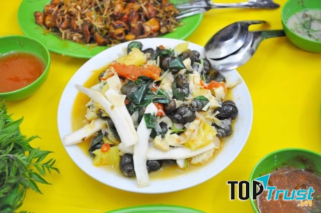 Ốc xào Lạng Sơn có vị khá hay từ những thứ trộn kèm như dừa, lá lốt, măng, dứa, cà chua, v.v...