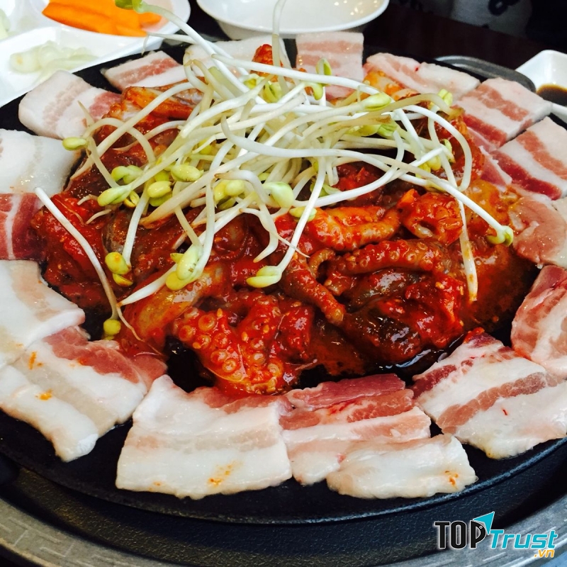 Món bạch tuộc xào cay toả sức hấp dẫn ngay từ ánh nhìn,  bạch tuộc múp mít cùng rau quyện trong sốt cay vừa ăn vừa xuýt xao.